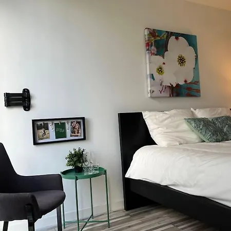 101 - - By T&s 公寓 *