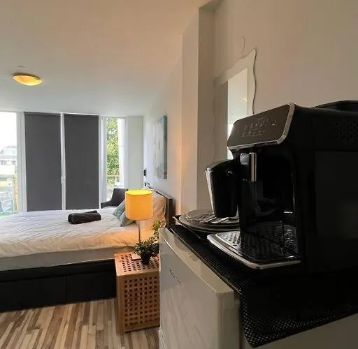 Cozy Private Room 1 On A Busy Persian Restaurant 埃因霍温